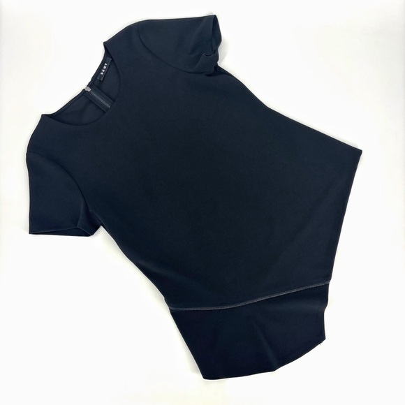 Dkny Tops - DKNY Black Asymmetrical Hem Short Sleeve Zipper Accent Top, Large